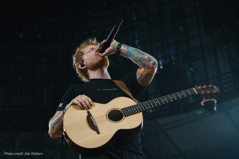 En su gira Mathematics, Ed Sheeran se presenta con un dispositivo de mano Digital 6000 junto con una cápsula MM 435   Crédito de la foto: Zak Walters