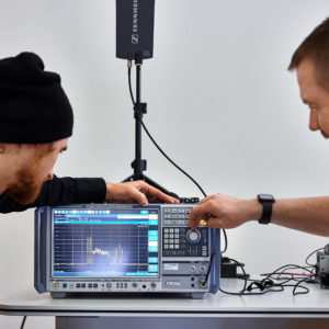 Marco Völzke (l) y Jonas Naesby en el analizador de espectro.